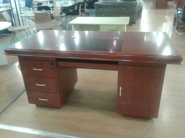 Bureau op&eacute;rateur MDF 1.2m